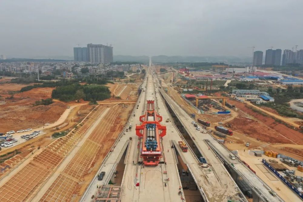 架梁施工全景南宁北站多线桥位于南宁市武鸣区境内,大桥全长2.