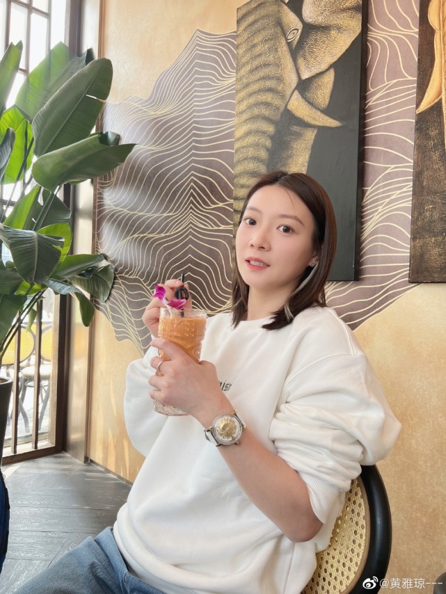 场上是对手场下是朋友黄雅琼与跨国闺蜜亲密合影展现大将之风