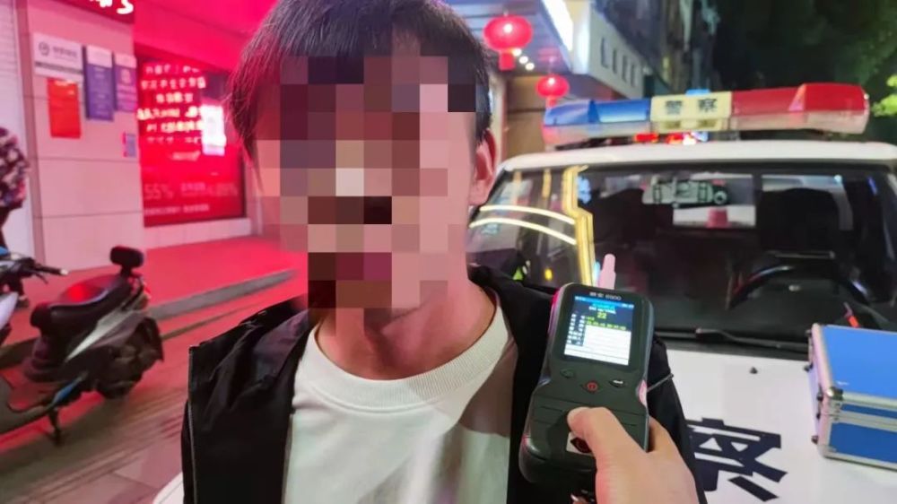 周某军驾驶一辆车牌号为赣g7*的小型汽车行驶至德安县新华路与宝塔