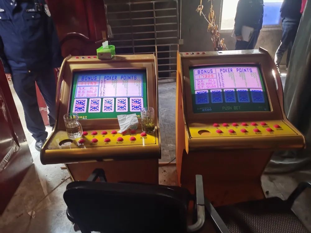 发现一茶铺内有两台黄色翻牌机,一台六座捕鱼机及两张收款二维图片