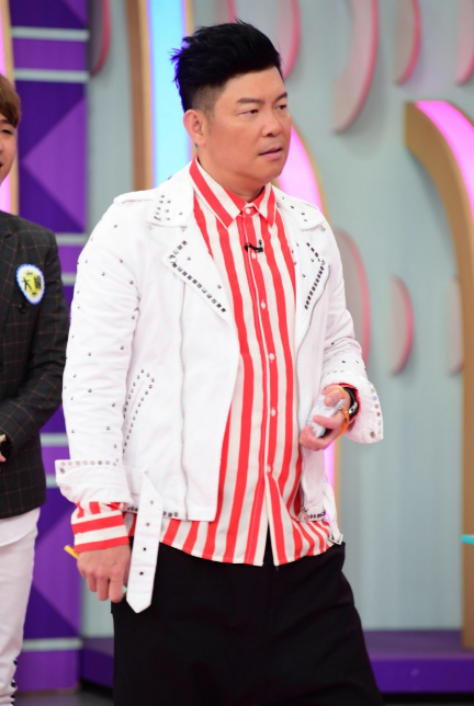 曾国城妻子与潮男车内促膝长谈闹乌龙曾国城回应对方是儿子教练