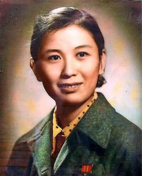 从上海辗转到南京,认识了南京京昆世家甘贡三的第三个儿子甘律之,两人