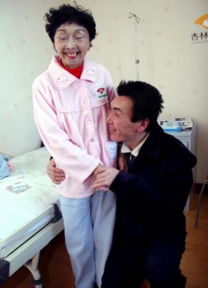 85岁马玉琴独自化妆梳洗,李玉成视而不见,只顾拆礼物_腾讯新闻