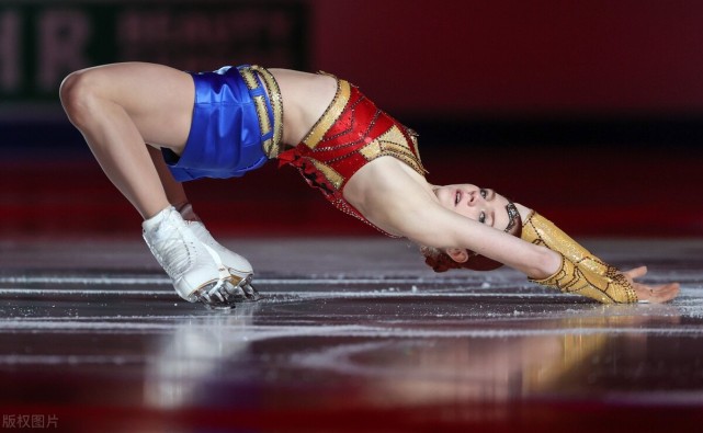 她的父亲是我们中国队前花滑名将安龙鹤,从小就接受