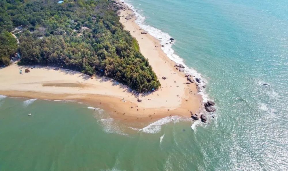 梅联社区东邻梅西村,西与乐东县龙栖湾交界,南朝南海,北靠青岭山脉,地