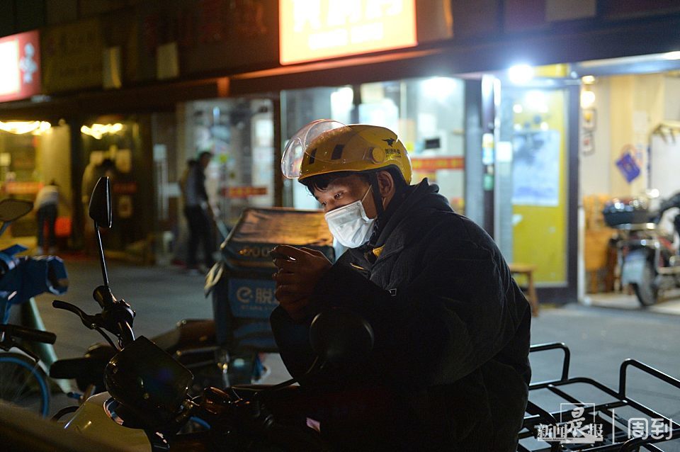 夜已深外卖小哥还穿梭在大街小巷忙着送菜送餐晨镜头