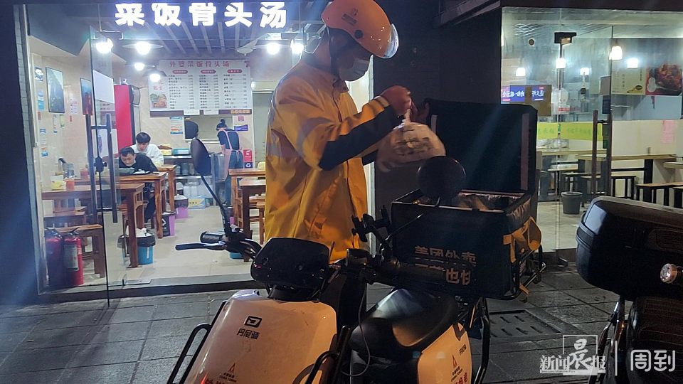 夜已深外卖小哥还穿梭在大街小巷忙着送菜送餐晨镜头