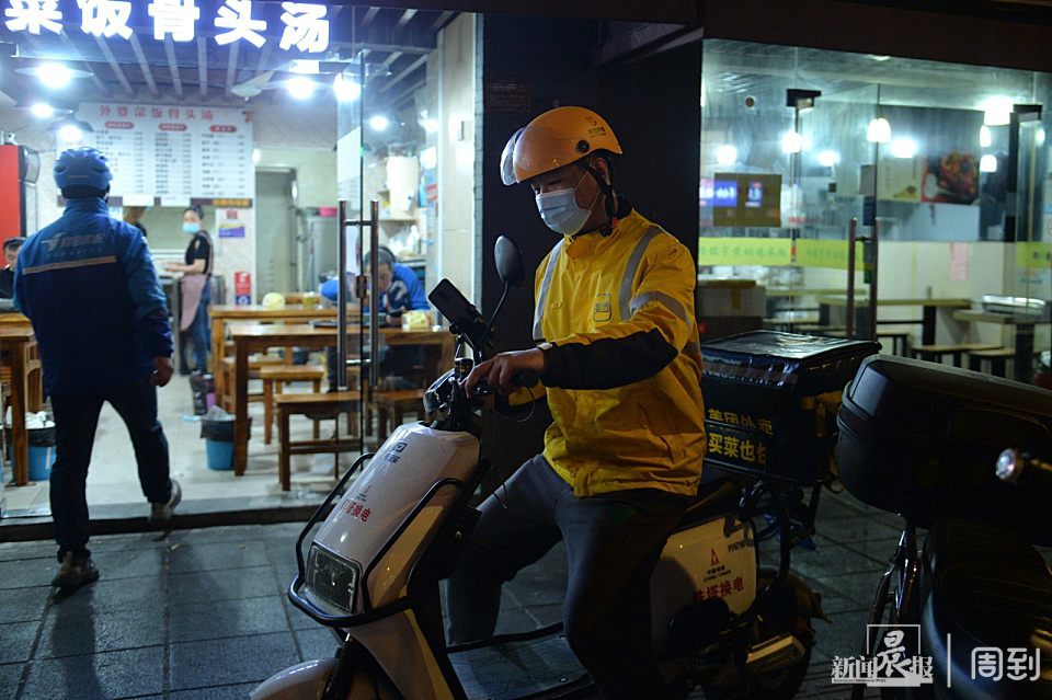 夜已深外卖小哥还穿梭在大街小巷忙着送菜送餐晨镜头