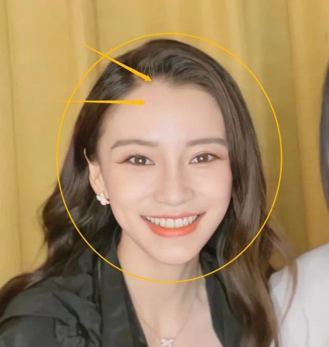 baby宋祖儿直播生图,鼻子几乎一模一样,baby的发际线是怎么了