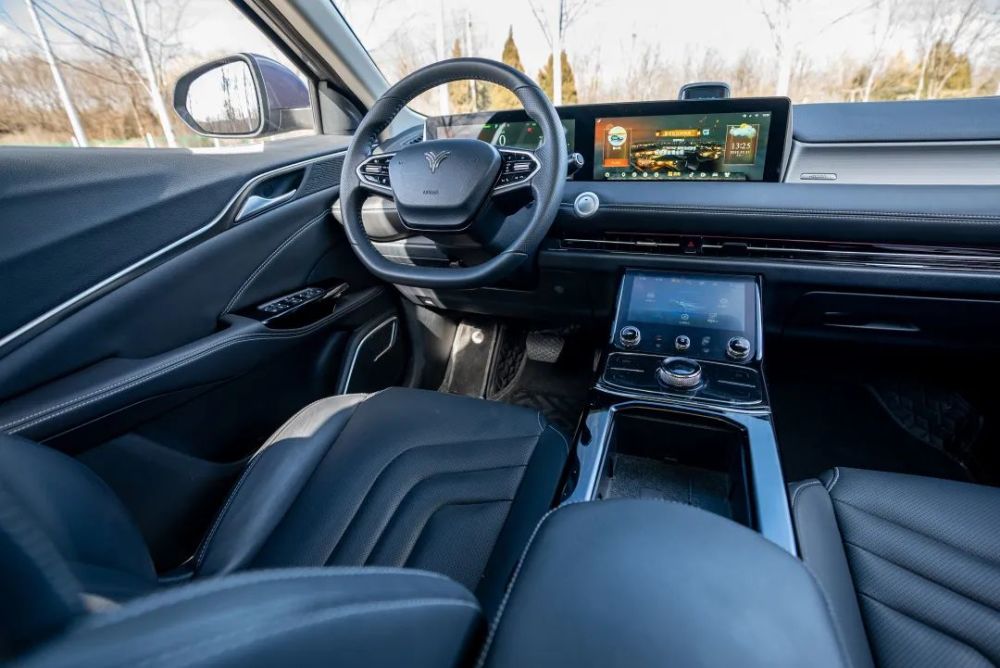 大空间高品质长续航顶配不足18万哪吒upro试驾