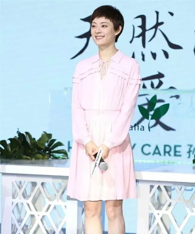 女人過了40歲，少穿T恤短褲，學孫儷娘娘這樣穿，彰顯優雅氣質初二上冊音樂知識點