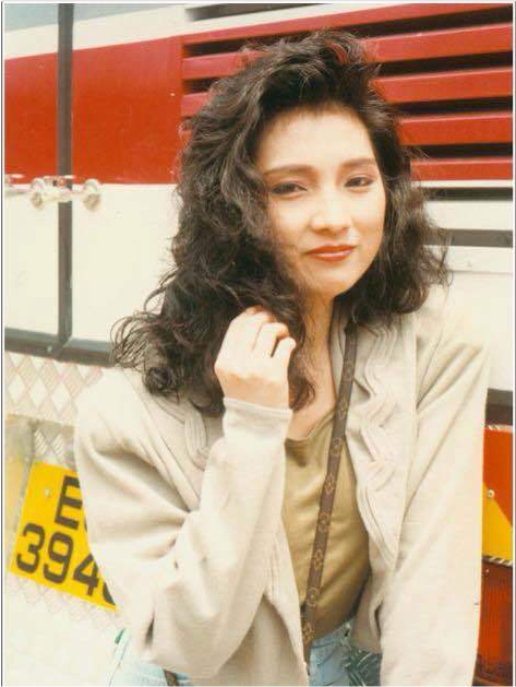 戚美珍戏内古装不输翁美玲,戏外穿衣又秀雅,如今60岁依旧美丽_腾讯