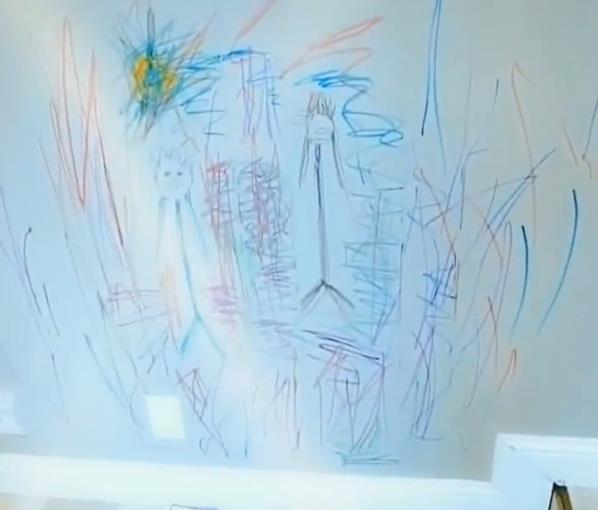 父亲来到客厅,突然发现洁白的墙壁被孩子画的乱七八糟,而且画的啥都不