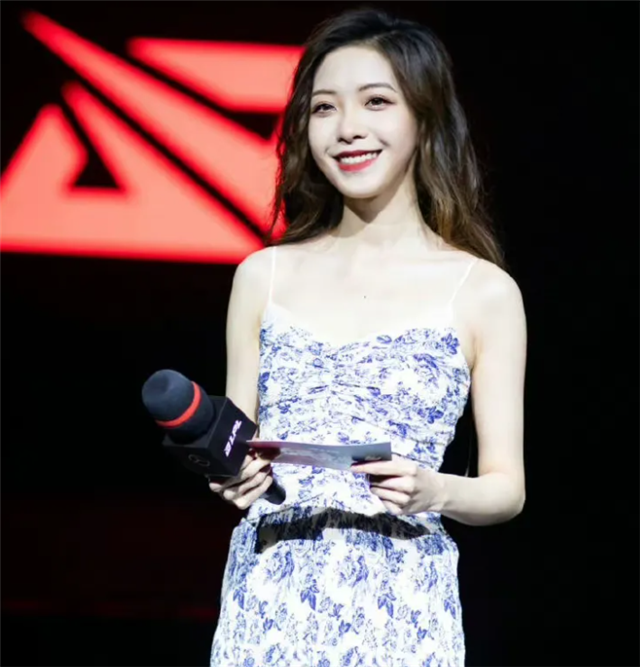 "希然尝试青花瓷风格,余霜变身异域舞姬_腾讯新闻