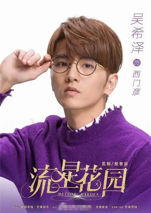 何泓姗与小9岁男友恋情曝光两人牵手搂肩显甜蜜又一对姐弟恋