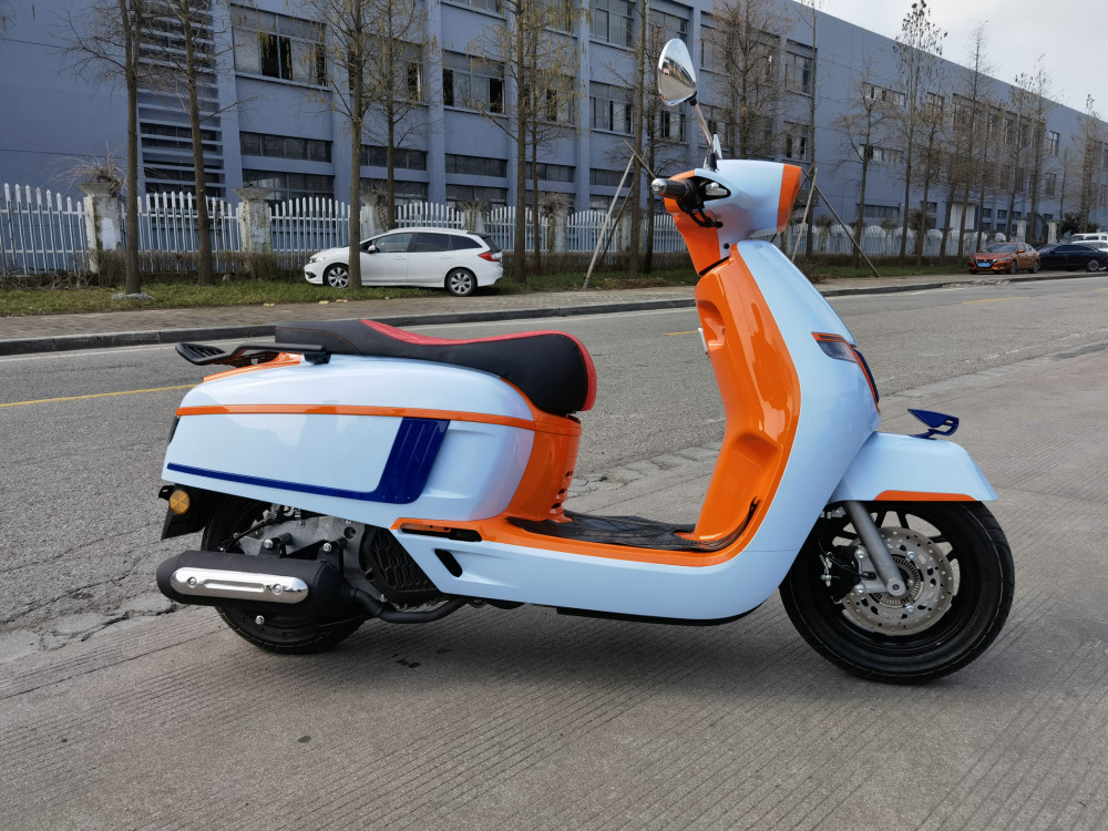 南方150复古踏板即将上市配备无钥匙启动系统售价1万出头