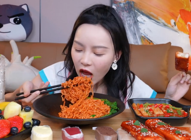 网红小贝饿了吃超辣火鸡面,脖子凹陷明显,发量猛增被质疑戴假发