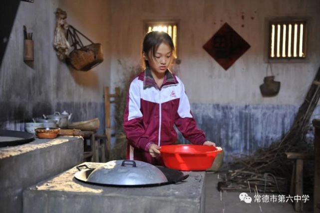 常德市六中组织高一年级师生集中观看励志教育影片孝女彩金