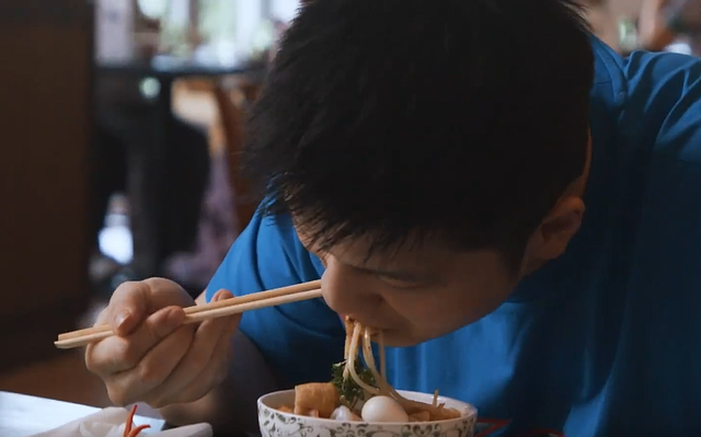 樊振东国外餐厅吃大餐5种美食摆一大桌大口撸肉串停不下来