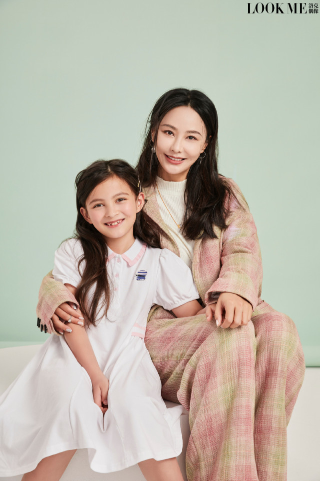 马雅舒携高颜值混血子女拍写真米娅温柔像妈妈七岁爱登暴风长高