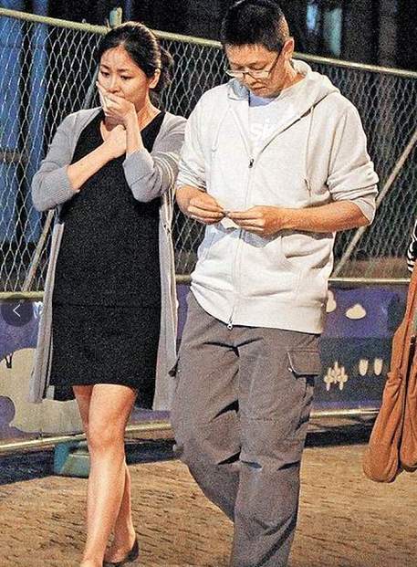 (蔡绍中被拍到与一女子约会.)蔡衍明给子女的情感教育也相当另类.