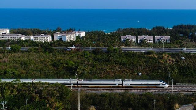 這條高鐵之所以美,因為它許多地段都是沿海而建,坐在飛馳的列車裡