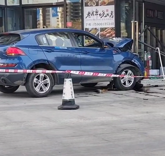 汕尾一共享汽車撞上路邊商鋪