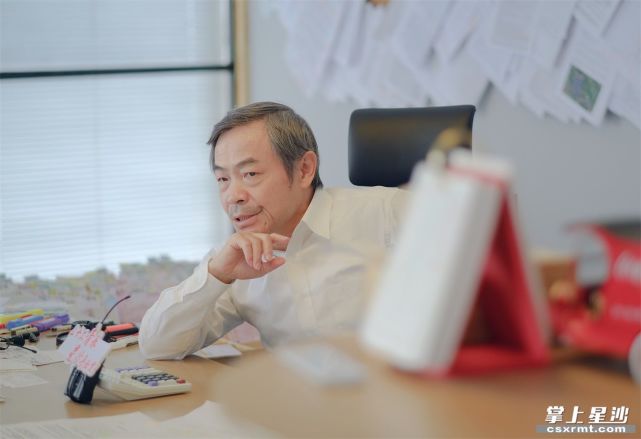 远大科技集团有限公司董事长兼总裁张跃在"f楼"的办公室接受本报记者