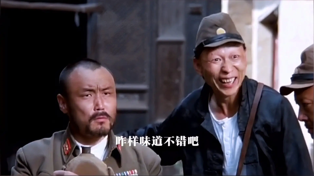 而李明是三人中长相最猥琐的一个,在《举起手来》饰演的汉奸很有特色.