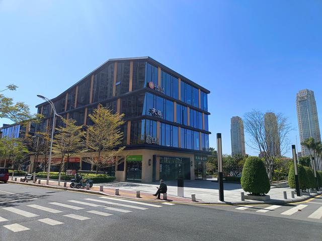 西邻金边路,北接观日西路,与万科湖心岛隔水库相望.