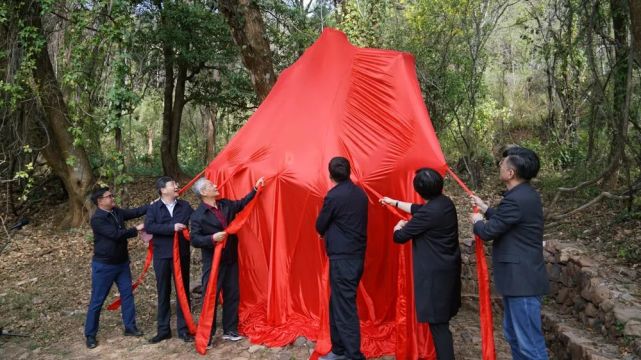 人文賓川雞足山徐霞客駐足擲筆處雕像揭幕