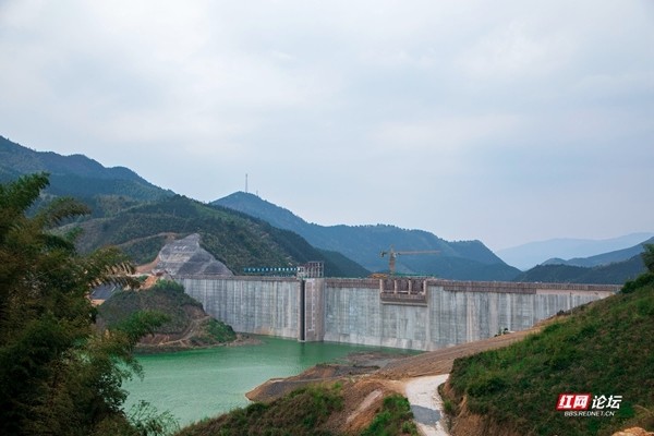 鸟瞰蓝山毛俊水库,绿水青山在画中