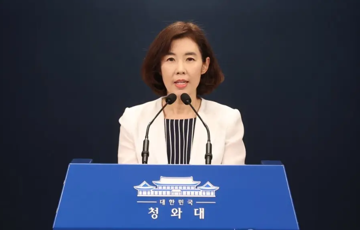 青瓦台女发言人传达文在寅口信时落泪韩执政党领导层集体请辞