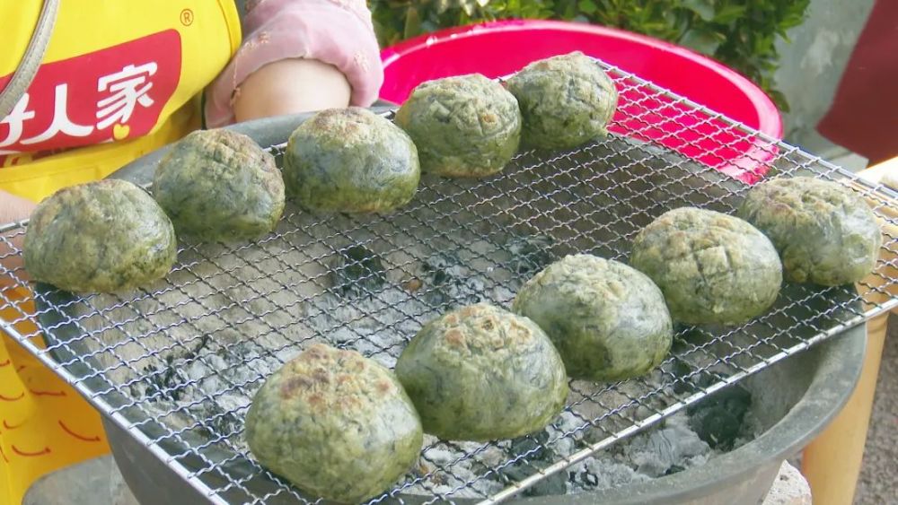 由于棉花草馍馍采用了春天特有的植物—棉花草作辅料,所以来此的游客