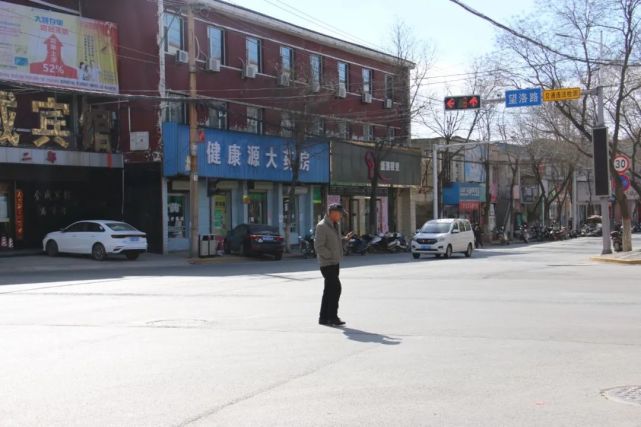 违法地点:望洛路违法地点:梅园街看看是谁不遵守交通