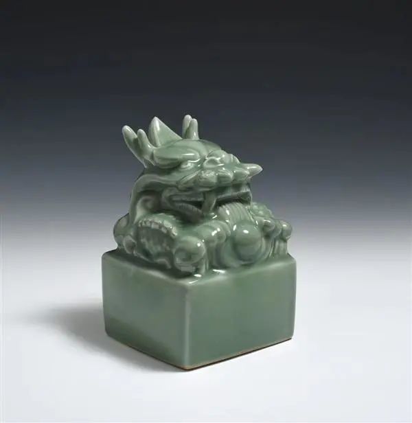 徐星作品欣赏徐星创作的作品以实用美观的茶器,摆件为主,采用传统经典