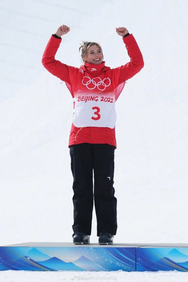 谷爱凌现身街头跑步,身上肌肉线条明显,母亲谷燕骑车全程陪同