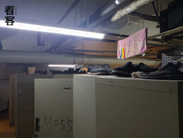 更衣室柜子上放着的工鞋我认识小海哥时,他正打算另谋出路.