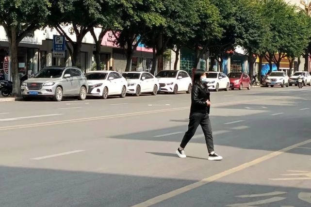 创文创卫曝光台|行人横穿马路,不走斑马线