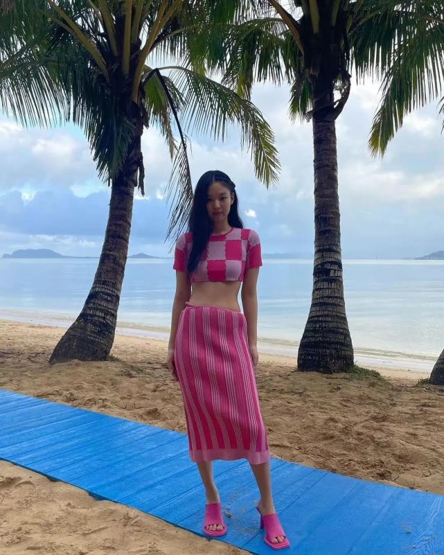 "女团blackpink成员jennie 近日就选择了粉色套装在海边度假