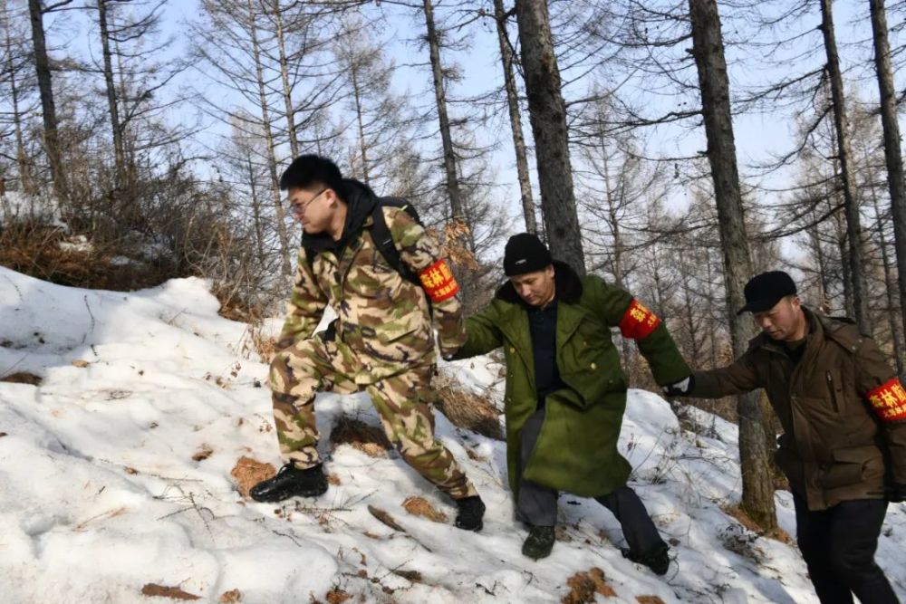 這條近5公里的山路穿林而過,端頭是他們的目的地——大海林林業局有限