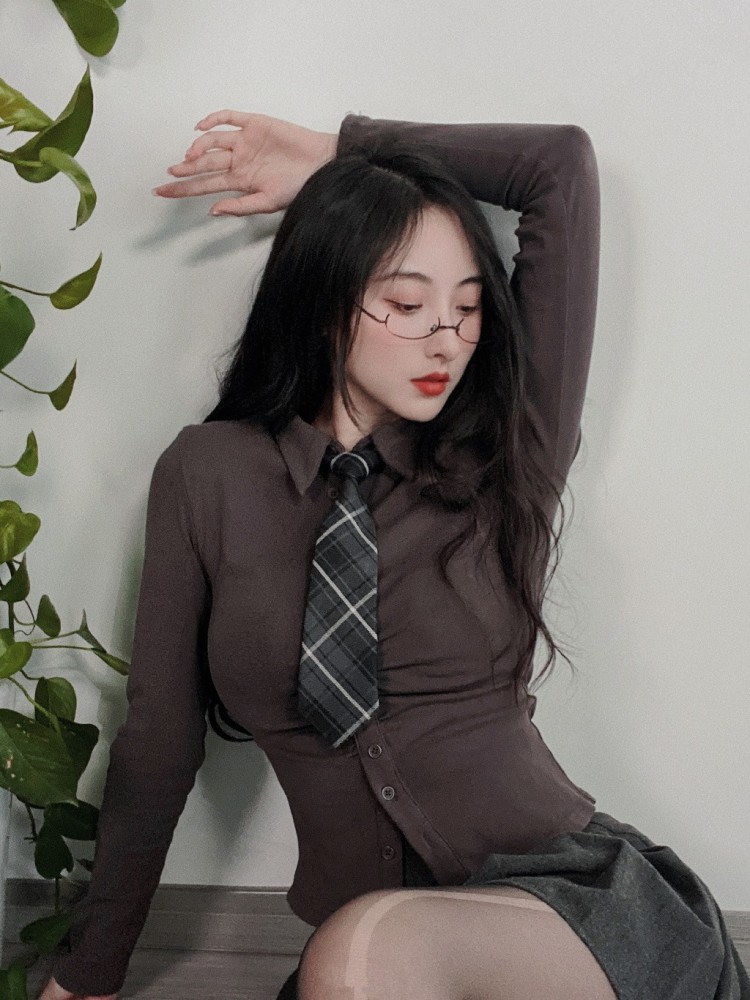 lpl美女穿正装女解说鼓鼓妖娆多姿小钰霸气侧漏难掩好身材