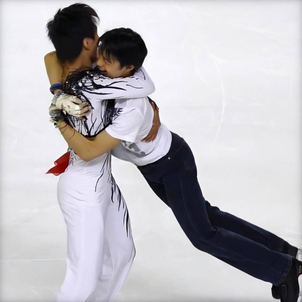 花滑选手宋楠晒照是羽生结弦抱着转圈圈的人少年的友情太珍贵