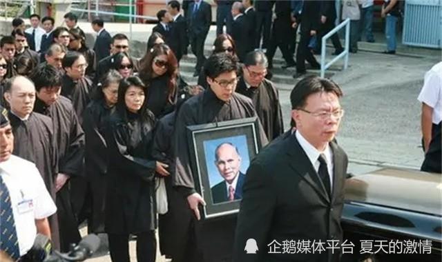 霍英東葬禮霍啟剛手捧遺像何鴻燊和李嘉誠扶靈待遇堪比國葬