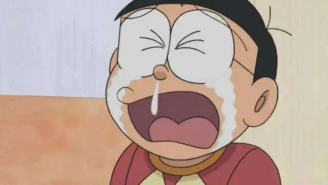 野比大雄承受暴君熊的攻击,手提水桶未漏一滴水,有索隆的味道了