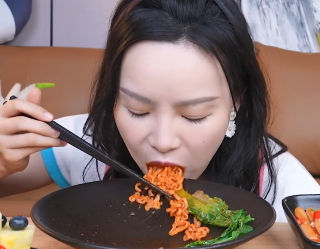 网红小贝饿了状况堪忧,脸上爆痘,脖子凹坑明显,被疑戴了假发