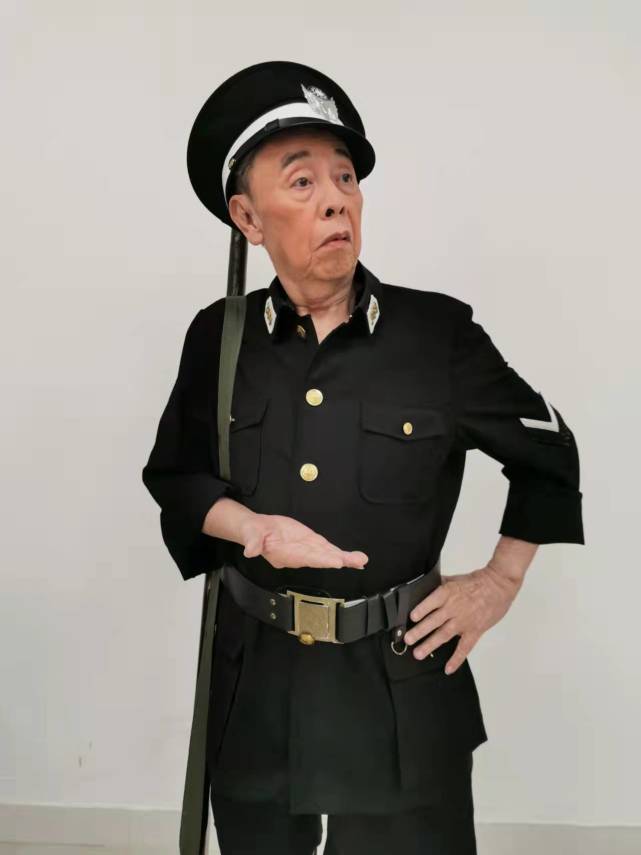 黄俊英在电视剧《七十二家房客》中扮演警察"369"而年轻观众最为熟悉