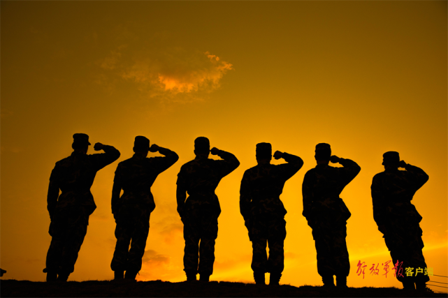 在夕阳下宣誓,做党和人民的忠诚卫士.(解放军报客户端·中国军号出品)