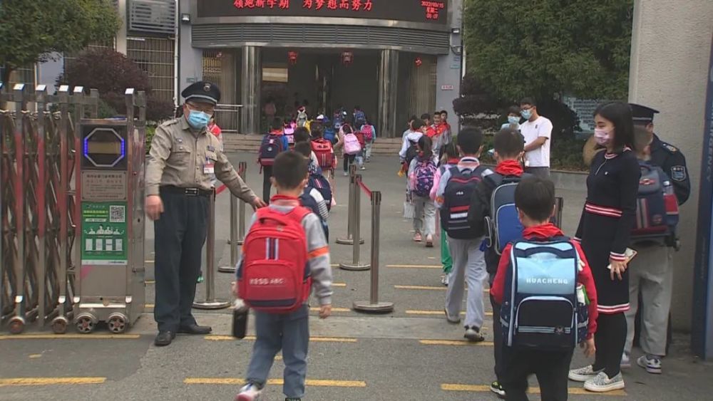 记者首先来到天元区天台小学校门口看到,学生都佩戴口罩陆续进校门,在