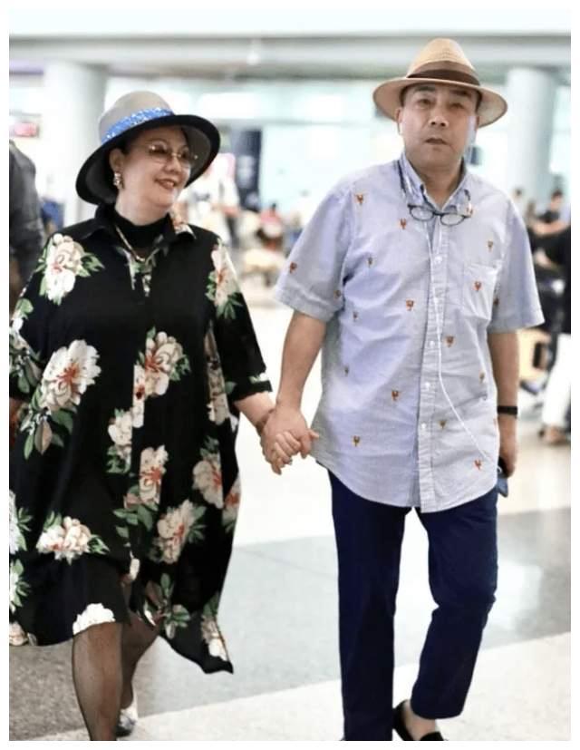 在另一张合照当中,杨议和妻子十指相扣站在一起,露出幸福甜蜜的微笑